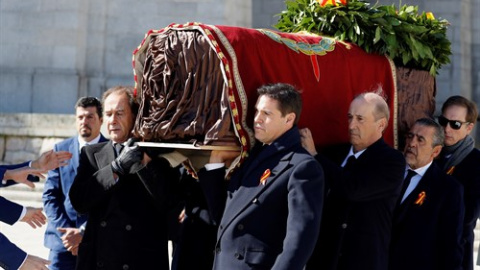 Cinco de los nietos de Francisco Franco portan su féretro tras la exhumación del dictador, el pasado 24 de octubre de 2019.