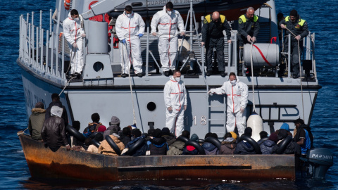 Un grupo de migrantes es rescatado por la Guardia Costera italiana tras ser localizado a la deriva en el Mediterráneo, en una imagen de abril de 2023.