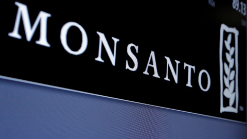 El logo de Monsanto en una pantalla en el patio de negociación de la bolsa de Nueva York (NYSE, según sus siglas en inglés), en Wall Street. REUTERS/Brendan McDermid