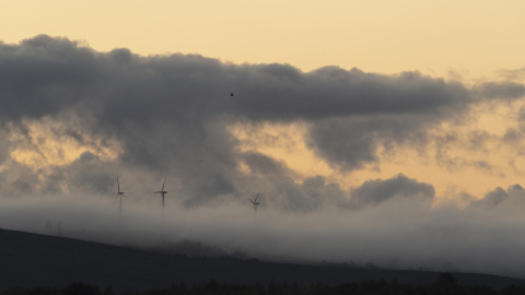 21/04/2023 Las nubes protagonizan esta imagen de los bosques en la Comarca de la Ulloa, al sur de Lugo