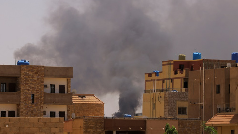 23/04/2023. Humo sobre edificios de Khartoum  Norte, en Sudán, a 22 de abril de 2023.