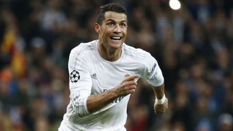 El delantero del Real Madrid Cristiano Ronaldo celebra su tercer gol contra el Wolfsburgo, en el partido de vuelta de la Liga de Campeones, en el estadio Santiago Bernabéu. REUTERS /Juan Medina