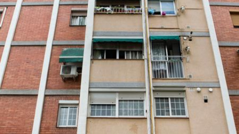 Edificio en Cornellà de Llobregat en el que perdió la vida Jordi cuando iba a ser desahuciado. EFE/Quique García