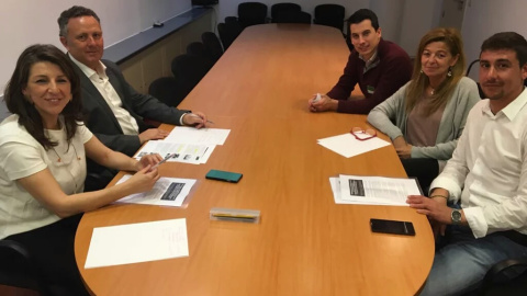 Yolanda Díaz, diputada de En Marea, Enric Bataller, de Compromís, miembros de la comisión de Justicia del Congreso, en su reunión con Ana Garrido Ramos, Luis Gonzalo Segura y Francisco Padilla, secretario de la Plataforma por la Honestidad.