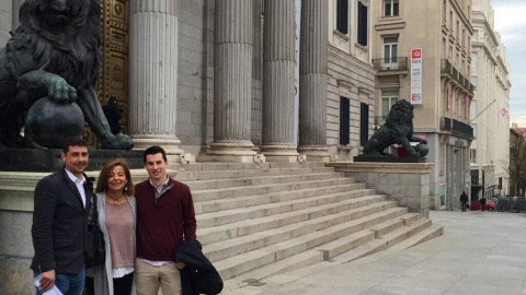 Francisco Padilla, secretario de la Plataforma por la Honestidad, Ana Garrido Ramos y Luis Gonzalo Segura, frente al Congreso de los Diputados.