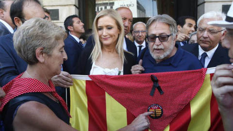 La presidenta de la Comunidad de Madrid, Cristina Cifuentes, durante el minuto de silencio el pasado viernes 18 de agosto. EFE/ Mariscal