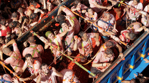 Participantes en la Tomatina de Buñol arrojan desde un camión tomates al resto de la gente. REUTERS/Heino Kalis