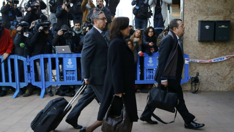 Diego Torres, el  exsocio de Iñaki Urdangarin, y su espola, Ana Maria Tejeiro, llegan al juicio del caso Nóos, precedidos por su abogado Manuel Gonzalez Peeters. REUTERS/Marcelo del Pozo