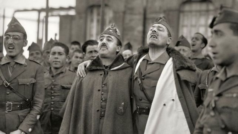 Francisco Franco y Millán Astray abrazados mientras entonan cánticos legionarios