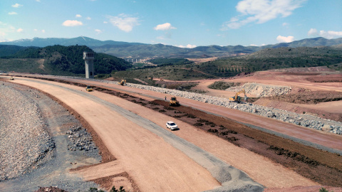 El cuerpo de la presa de Mularroya, que tendrá 83 metros de altura, supera ya los 75. / MINISTERIO DE AGRICULTURA, ALIMENTACIÓN Y MEDIO AMBIENTE