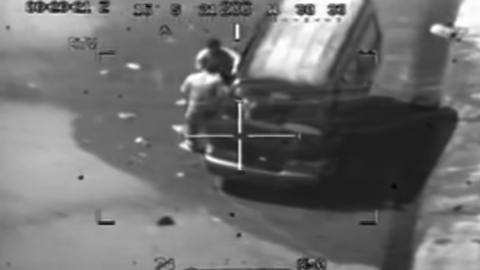 Captura del vídeo "Collateral Murder" un instante antes de que el helicóptero Apache de EEUU ametralle a los que tratan de subir a una furgoneta al fotógrafo de Reuters que había herido antes.