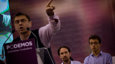 Juan Carlos Monedero durante un mitin en la asamblea fundacional de Podemos junto a Pablo Iglesias e Iñigo Errejón.- JAIRO VARGAS