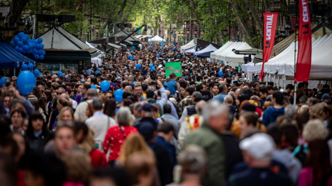 Numerosas personas se han acercado a los puestos de libros durante la celebración del Día Internacional del Libro , a 23 de abril de 2023, en Barcelona.