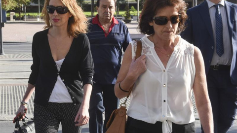 Los familiares de Juana Rivas, el padre, Manuel Rivas (2i), la madre, Juana Gómez (2d), y la hermana, Isabel Rivas (i), a su llegada hoy a los juzgados de Granada para declarar como investigados ante el Juez de Instrucción por su presunta i