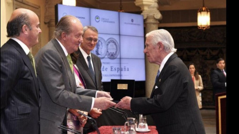 Enrique Sendagorta, presidente de honor de Sener, recibe el Premio a la Trayectoria Empresarial, en junio de 2014. EFE