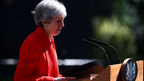 Theresa May no pudo contener las lágrimas en la rueda de prensa en la que anunció su dimisión. - REUTERS