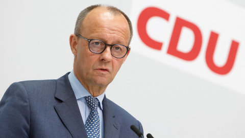 El líder de la Unión Cristianodemócrata (CDU), Friedrich Merz, atiende a la prensa en la capital de Alemania, Berlín