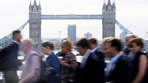 Trabajadores cruzan junto al Puente de Londres, en la hora punta por la mañana. REUTERS/Toby Melville