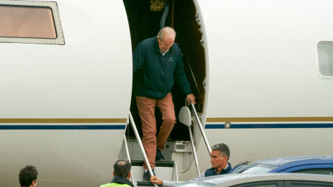 El rey emérito Juan Carlos I, desciende de un avión este domingo, en el aeropuerto de Vitoria.