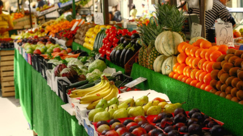 Puesto de frutas y verduras.