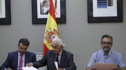 El presidente del Consejo Económico y Social, Marcos Peña (c), árbitro designado por el Gobierno en el conflicto de los trabajadores de seguridad del aeropuerto del Prat de la empresa Eulen, durante el acto de entrega del laudo a los repres