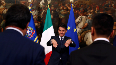 El recién nombrado primer ministro italiano, Giuseppe Conte, llama al ministro de Trabajo e Industria de Italia, Luigi Di Maio, y al ministro del Interior, Matteo Salvini, para una foto en el palacio Chigi en Roma. REUTERS / Alessandro Bian