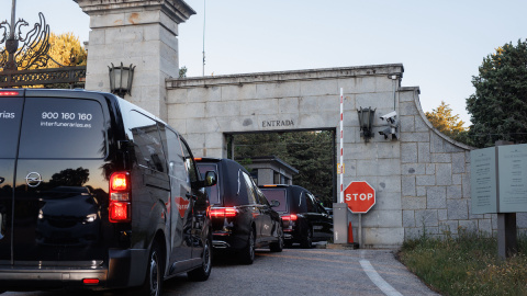 Varios coches fúnebres entran al Valle de Cuelgamuros, a 24 de abril de 2023, en San Lorenzo de El Escorial, Madrid.