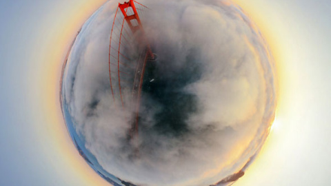 El característico puente de la ciudad de San Francisco casi se oculta entre la niebla en esta panorámica hecha desde el cielo / AirPano