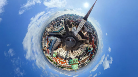 La Catedral de San Esteban de Viena simula ser una punta de lanza que atraviesa las nubes en esta fotografía de 360º / AirPano