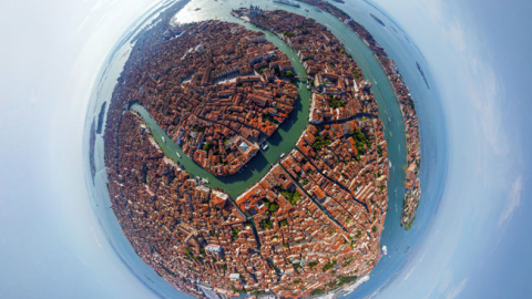 La ciudad italiana de Venecia está ubicada en el noreste de Italia y aparece prácticamente flotando sobre el agua / AirPano