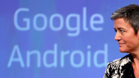 La comisaria europea de Competencia, Margrethe Vestager, durante la rueda de prensa en la que ha informado de los cartos contra Google por su sistema operativo Android. REUTERS/Francois Lenoir