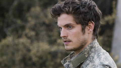 Daniel Sharman, que interpreta a Troy Otto