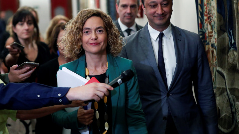 La presidenta del Congreso, Meritxell Batet, con el vicepresidente segundo, Alfonso Rodríguez de Celis, a su llegada a la reunión de la Mesa del Congreso. EFE/ Emilio Naranjo