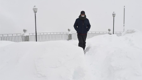 Vista de la nieve caída en el Alto del Puerto de Pajares (León) este domingo, que está cerrado para vehículos pesados mientras que los turismo pueden circular con cadenas o neumáticos especiales de invierno por culpa del temporal de nieve y