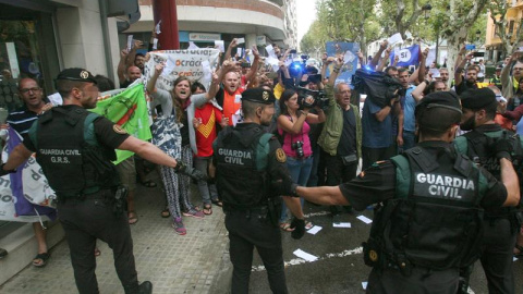 Protesta ante la sede del semanario 'El Vallenc'. / EFE