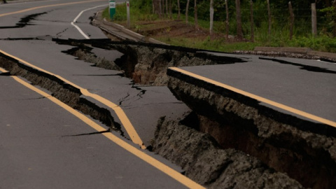 Estado de una carretera junto a la ciudad de Chone tras el terremoto. - AFP