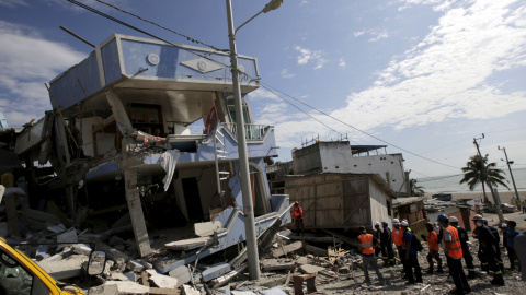 Miembros de los equipos de rescate buscan posibles supervivientes entre los escombros de un hotel derruido. - REUTERS