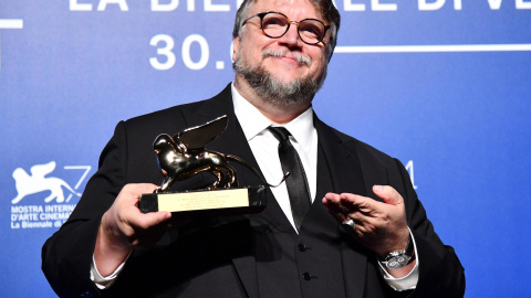 El director Mexicano Guillermo del Toro posa con el León de Oro conseguido en el 74 Festival de cine de Venecia./EFE