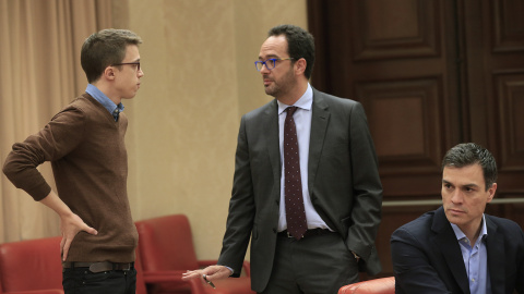 Los portavoces en el Congreso de Podemos, Íñigo Errejón, y del PSOE, Antonio Hernando, conversan junto al líder socialista, Pedro Sánchez, durante la constitución formalmente hoy de la Diputación Permanente del Congreso de los Diputados. EF