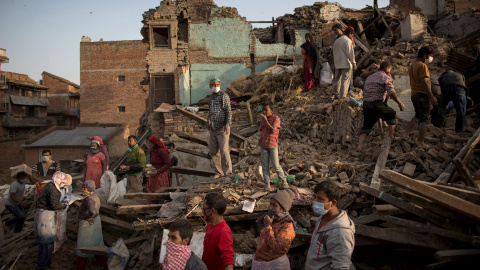 Vecinos de Bhaktapur, Nepal, tratan de localizar pertenencias entre los restos de sus casas derruidas por el terremoto. - REUTERS