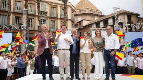 El presidente de Ciudadanos, Albert Rivera; acompañado por el premio Nobel de Literatura Mario Vargas Llosa; el ex seleccionador nacional de Baloncesto Javier Imbroda; la escritora María Elvira Roca Barea; el empresario Kike Sarasola; y la 