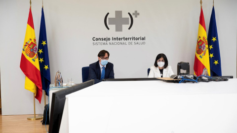 El ministro de Sanidad, Salvador Illa (i), preside por videoconferencia, junto con la ministra de Política Territorial y Función Pública, Carolina Darias (d), la reunión del Consejo Interterritorial del Sistema Nacional de Salud, este lunes