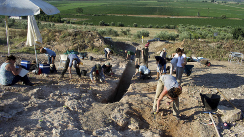 Fotografías facilitadas por el Ministerio de Cultura de Grecia del equípo de arqueólogos griegos y británicos que han hallado una de las más grandes y mejor conservadas tumbas de la civilización micénica cerca de la ciudad de Livadiá, a uno