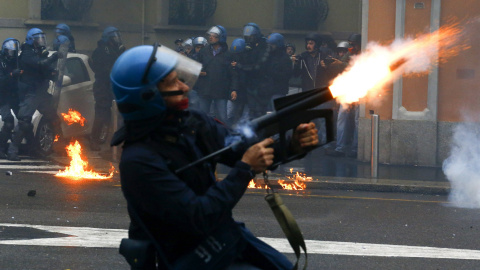 Un policía antidisturbios lanza gases lacrimógenos. - REUTERS