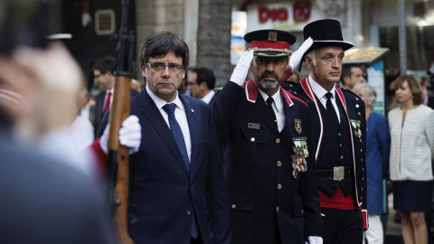 El presidente de la Generalitat de Catalunya Carles Puigdemont, junto al Major de los Mossos d'Esquadra Josep Lluis Trapero, durante la ofrenda floral al monumento a Rafael Casanova con motivo de la celebración de la Diada. EFE/Marta Pérez