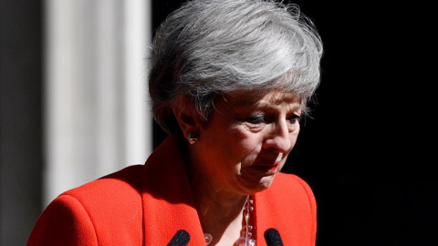 La primera ministra británica, Theresa May, se emociona mientras hace una declaración para anunciar que dimitirá el próximo 7 de junio. EFE