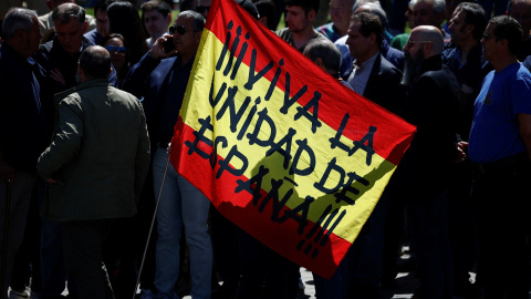 Seguidores de José Antonio Primo de Rivera,  ante el cementerio de San Isidro, en Madrid.