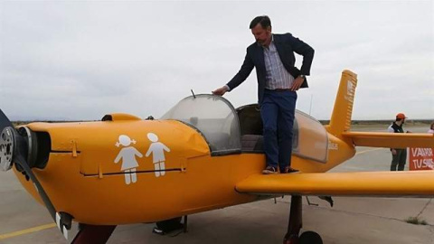 El presidente de HazteOir.org, Ignacio Arsuaga, en el acto de presentación de la campaña del #HOBusAéreo en el Aeródromo de Casarrubios (Toledo). / HAZTE OÍR