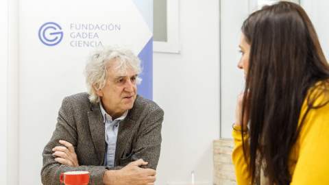 Juan Luis Arsuaga durante la entrevista con la periodista de Sinc. / Álvaro Muñoz Guzmán (SINC)