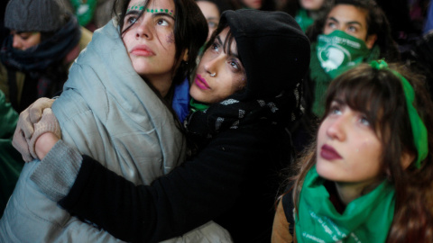 Miles de manifestantes esperan en las puertas del Congreso el resultado de la votación por la despenalización del aborto en Argentina.- REUTERS/Martin Acosta